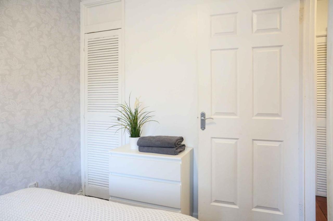Perfect Central City Location - Parking - 3 Beds - 2 Bedrooms Belfast Exterior foto